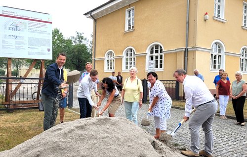 Bürgermeister Jörg Zietemann, ein Vertreter der Schülerschaft des Jahngymnasiums, die Schulleiterin Anke Koch, die Schulleiterin der Grundschule Petra Manthey und Stefan Bruch, Abteilungsleiter für Stadtentwicklung und Wohnen im Ministerium für Infrastruktur und Landesplanung des Landes Brandenburg, beim ersten Spatenstich.