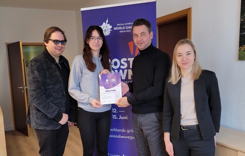 Übergabe der Urkunde für das Host Town Programm der Special Olympics World Games 2023 in Berlin, v. l.: Honorarkonsul des Staates Timor-Leste Peter Badge, Koordinatorin für das Host Town Programm im Land Brandenburg Saskia Reinke, Bürgermeister Jörg Zietemann, Persönliche Referentin Anne Kießling