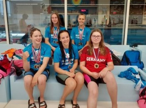 Die Schwimmerinnen mit ihren Madaillen