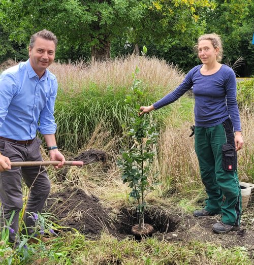 v.l.: Bürgermeister Jörg Zietemann und Optikpark-Gartenchefin Babette Pohlmann