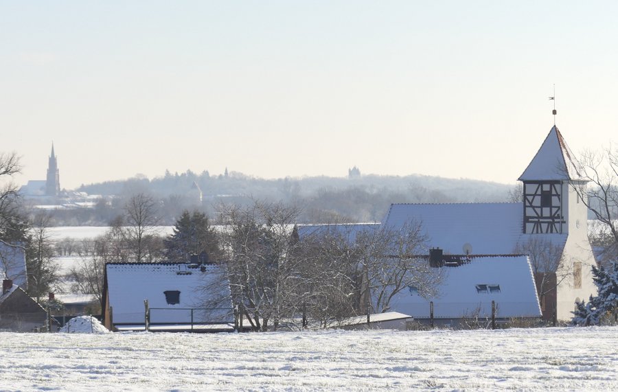 Landschaftspanorama mit Göttliner Dorfkirche