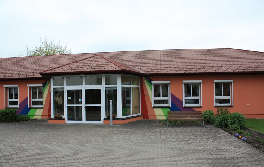 Schulgebäude mit Wandgemälden