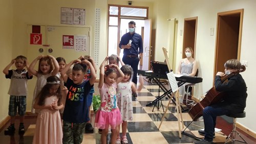 Kinder tanzen zur Ausstellungseröffnung