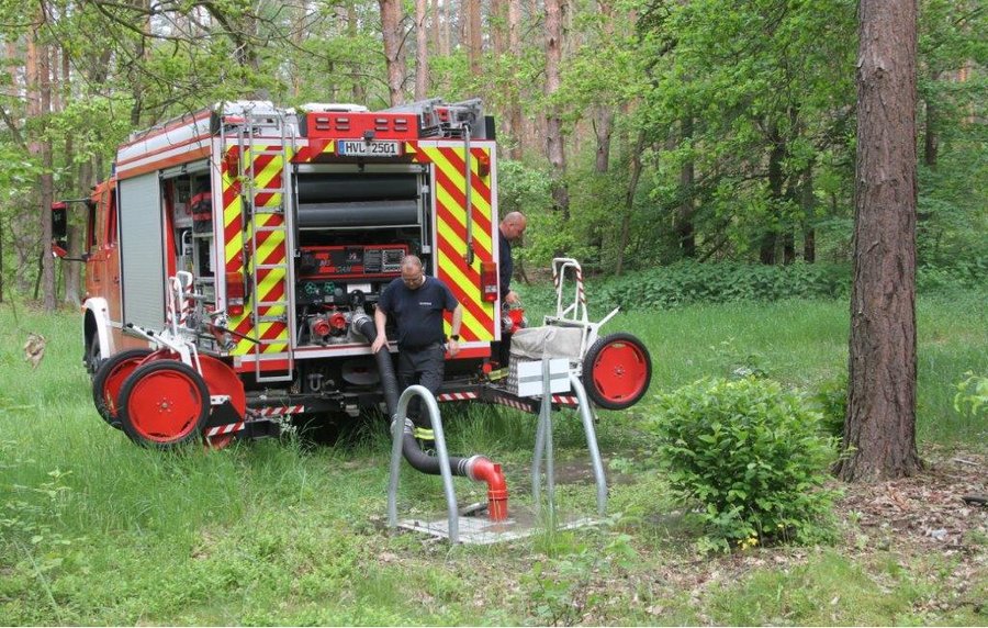 Kameraden der Feuerwehr am Löschwasserbrunnen im Stadtforst