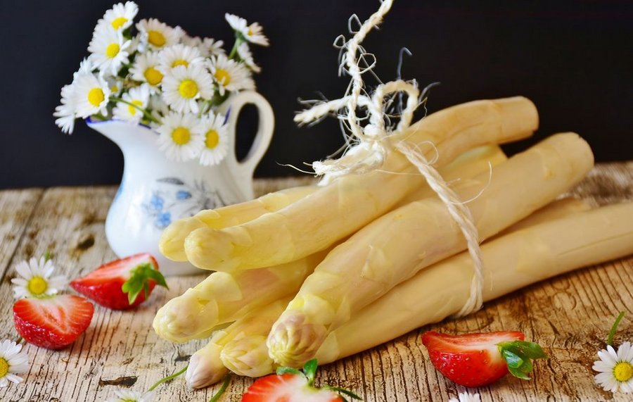Spargel mit Erdbeeren dekoriert