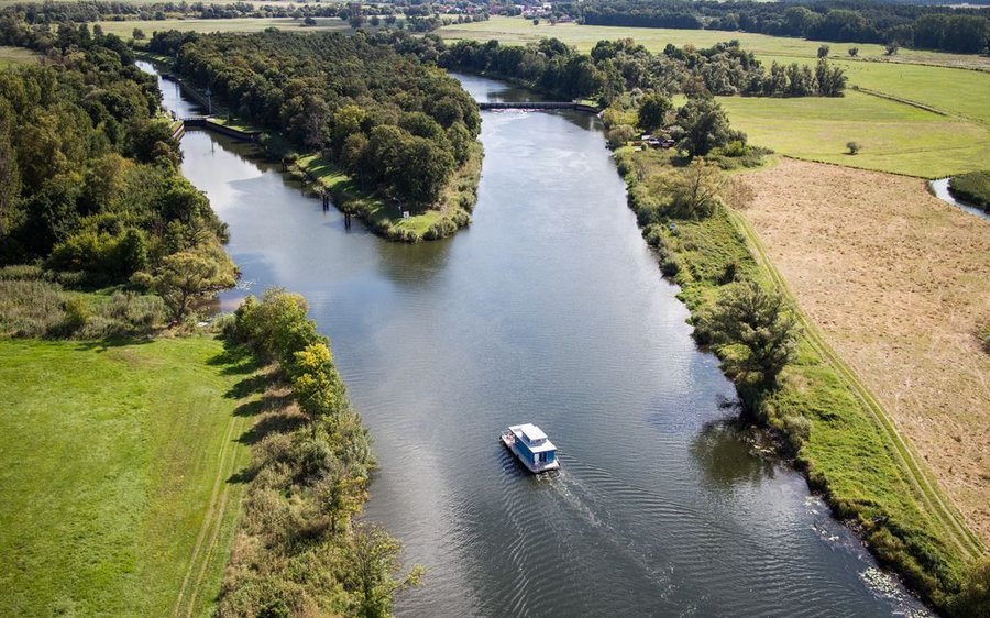 Hausboot havelaufwärts in Richtung Schleuse Gruetz