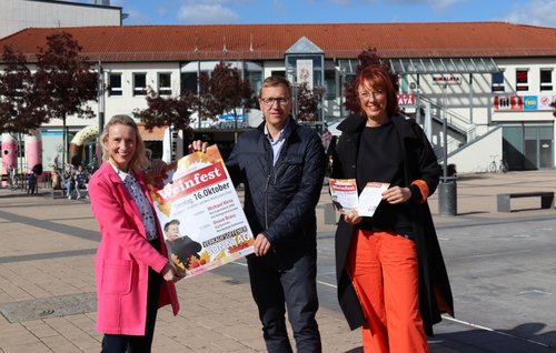 v.l.: Janine Fürstenberg (Janine B.), Alexander Goldmann (Amtsleiter für Wirtschaft und Finanzen, Stadt Rathenow), Antje Wendt (Modehaus Wendt)