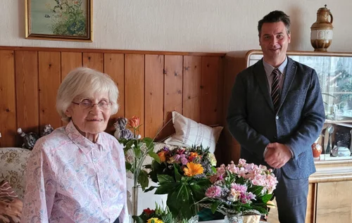 Jutta Schütze und Herrn Zietemann vor einem Tisch mit Blumen