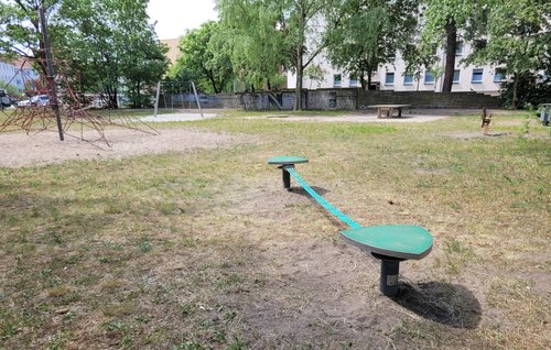 Slackline-Anlage auf dem Spielplatz in der Paul-Singer-Straße