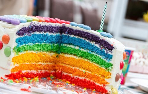 Torte in Regenbogenfarben