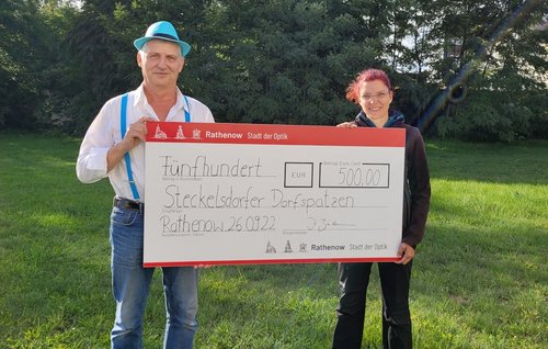Steckelsdorfer Dorfspatz Andreas Kubale nimmt von Diana Golze (v.l.) den Scheck in Höhe von 500 Euro entgegen.