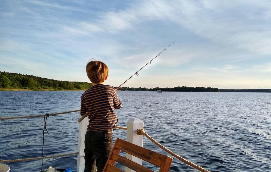 Kind beim Angeln auf einem Boot