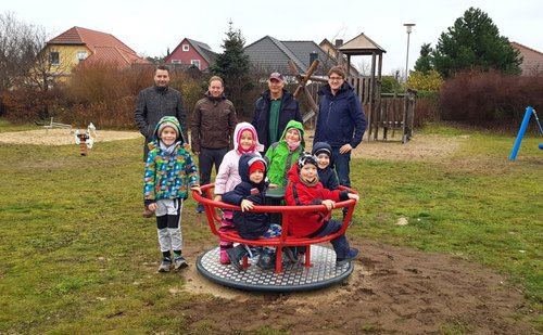 Stellvertretender Bürgermeister Jörg Zietemann, Sachbearbeiter Grünanlagen Stefan Main, Mitglied des Ortsbeirates Andreas Kubale und Ortsvorsteher Corrado Gursch (v.l.) mit den Kindern der Steckelsdorfer Kita „Seesternchen“ 