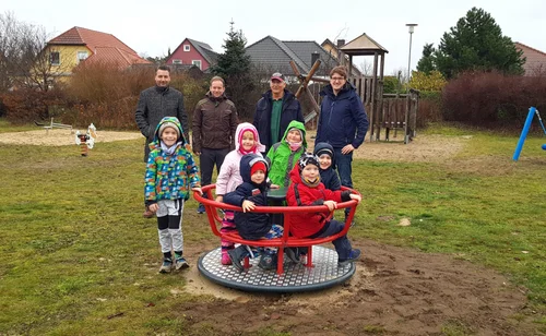 Stellvertretender Bürgermeister Jörg Zietemann, Sachbearbeiter Grünanlagen Stefan Main, Mitglied des Ortsbeirates Andreas Kubale und Ortsvorsteher Corrado Gursch (v.l.) mit den Kindern der Steckelsdorfer Kita „Seesternchen“