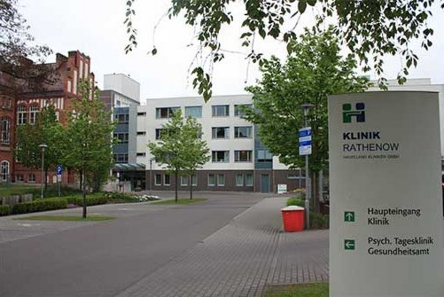 Haupteingang der Havelland Klinik