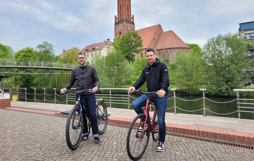 Jens Gericke von der Rathenower Ortsgruppe des Allgemeinen Deutschen Fahrrad-Clubs (ADFC) und Bürgermeister Jörg Zietemann am Alten Hafen