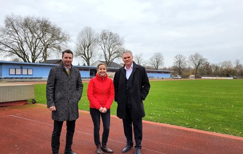 Besichtigung des Friedrich-Ludwig-Jahn-Sportparks am Schwedendamm, v.l.: stellvertretender Bürgermeister Jörg Zietemann, Sachgebietsleiterin für Sport Katrin Rentmeister und Prof. Dr. Uwe Freimuth