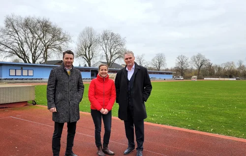 Besichtigung des Friedrich-Ludwig-Jahn-Sportparks am Schwedendamm, v.l.: stellvertretender Bürgermeister Jörg Zietemann, Sachgebietsleiterin für Sport Katrin Rentmeister und Prof. Dr. Uwe Freimuth
