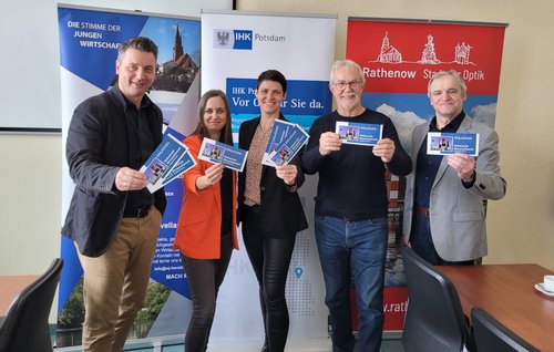 Partner des Rathenower Wirtschaftstreff (v.l.): Bürgermeister Jörg Zietemann, Antje Nölte von den Wirtschaftsjunioren Havelland, Leona Heymann vom RegionalCenter Brandenburg a.d. Havel-Havelland der IHK Potsdam, Horst-Ulrich Opitz und Günter Rall vom Unternehmer für Rathenow e. V.