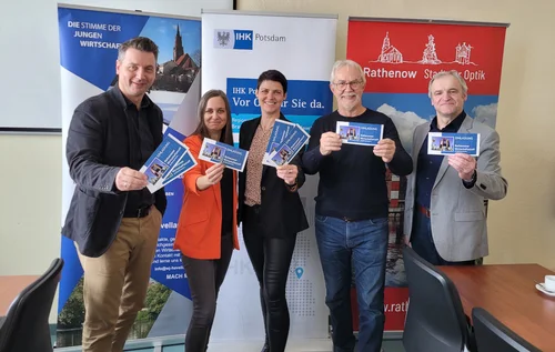 Partner des Rathenower Wirtschaftstreff (v.l.): Bürgermeister Jörg Zietemann, Antje Nölte von den Wirtschaftsjunioren Havelland, Leona Heymann vom RegionalCenter Brandenburg a.d. Havel-Havelland der IHK Potsdam, Horst-Ulrich Opitz und Günter Rall vom Unternehmer für Rathenow e. V.