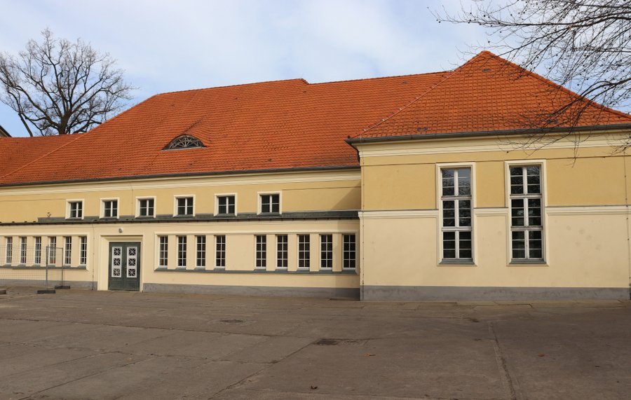 Turnhalle des Gymnasiums Hofseite