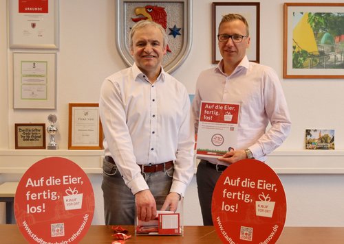 Günter Rall und Alexander Goldmann (v.l.) bei der Auslosung des Hauptgewinns