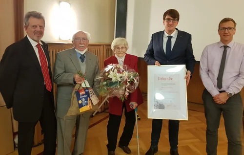 Der Amtsleiter für Wirtschaft und Finanzen Alexander Goldmann und der Vorsitzende der Stadtverordnetenversammlung Corrado Gursch überreichten Jutta und Horst Schütze die Ehrenurkunde zum Bürgerpreis (v.r.). Hartmut Rubach (links im Bild) übergab ein Präsent im Namen seiner Fraktion.