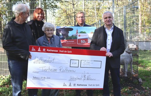 Horst-Ulrich Opitz und Antje Wendt vom Unternehmer für Rathenow e. V., Alexander Goldmann von der Stadt Rathenow und Günther Rall von der Rathenower Wärmeversorgung GmbH (v.l.) überreichen den Scheck an Jutta Schütze (Mitte) vom Tierheim Rathenow.