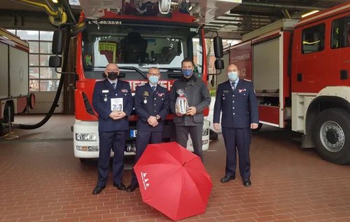 Dank an die Freiwillige Feuerwehr Rathenow, v.r.: stellv. Stadtwehrführer Oliver Lienig, stellv. Bürgermeister Jörg Zietemann, Stadtwehrführer Jörg Eichmann, stellv. Ortswehrführer Michael Reuter