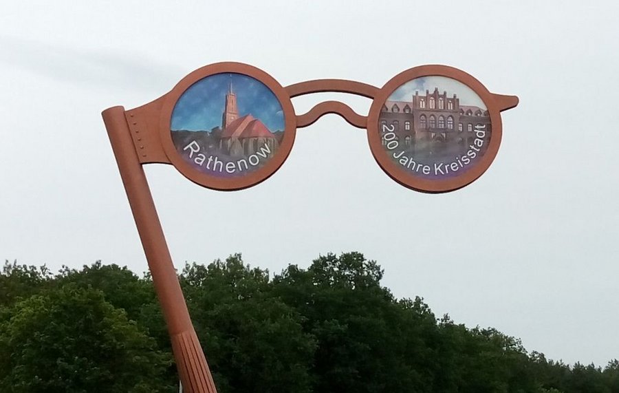 Brille am Verkehrskreisel in Rasthenow-Ost