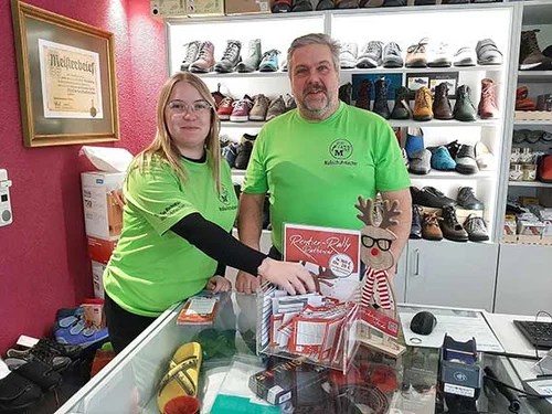 Glücksfeen bei der Ziehung der Gewinner - links: Sina Wachowiak, Inhaberin Havelbelt/ rechts: Tino Wachowiak/ Vorsitzender des Unternehmer für Rathenow e.V.; Inhaber Orthopädieschuhtechnik (Foto: Stadt Rathenow)