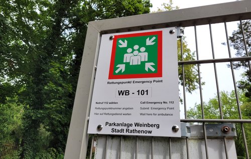 Rettungspunkt am Eingang vom Friedhofsweg zur Parkanlage Weinberg 