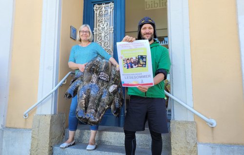 Zwei Personen vor der Bibliothek
