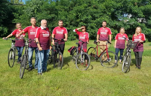 Mitarbeiter des Rathauses mit Fahrrädern und Teamshirts