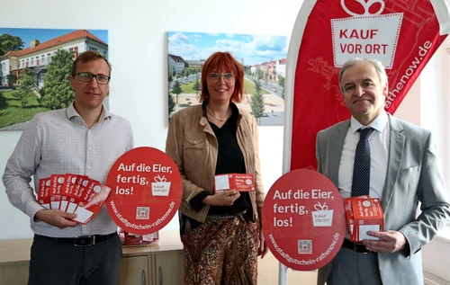 Drei Personen, die die Lose gezogen haben