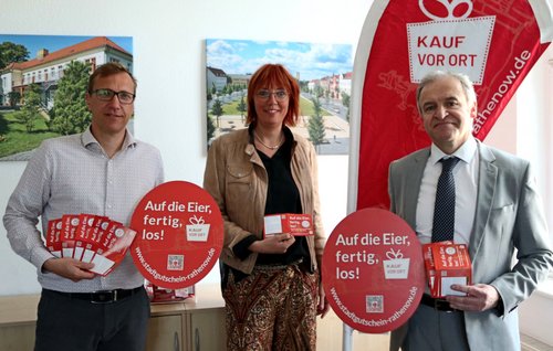 Drei Personen, die die Lose gezogen haben