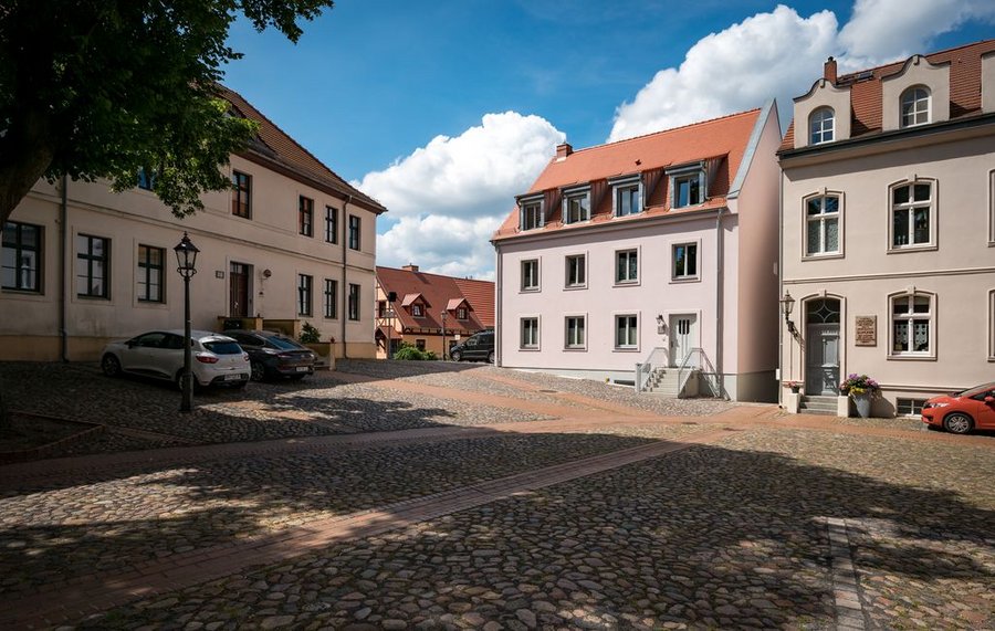 Teilansicht des Geburtshauses von Duncker am Kirchplatz in Rathenow