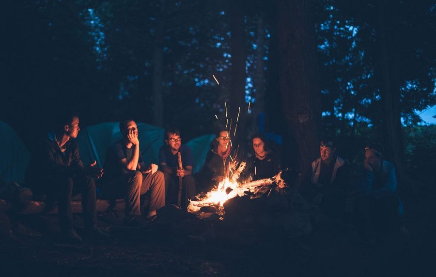 Menschen am Lagerfeuer