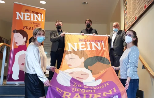 Nancy Bublitz, Sebastian Lodwig, Corrado Gursch, Bürgermeister Ronald Seeger und Jana Reinhardt (v. l.) präsentieren im Foyer des Rathauses die Aktionsflagge zum Tag gegen Gewalt an Frauen