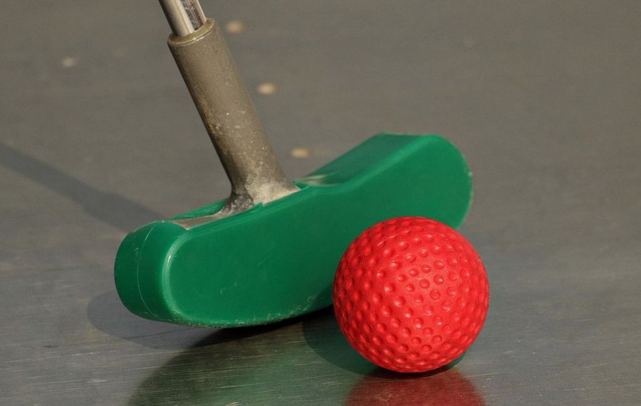 Minigolfschläger und Ball