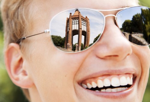 Junge mit Brille