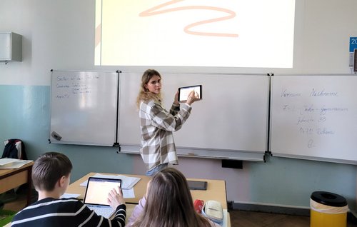 Medienscouts lehren den Umgang mit den Tablets.