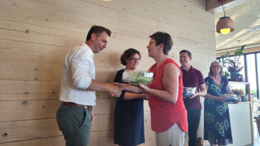 Die offiziellen Städte-Delegationen beim Gästegeschenkaustausch