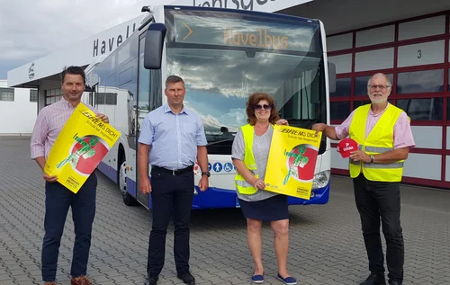 Vertreter der Verkehrswacht, der Verkehrsgesellschaft und der Stadt Rathenow vor einem Linienbus