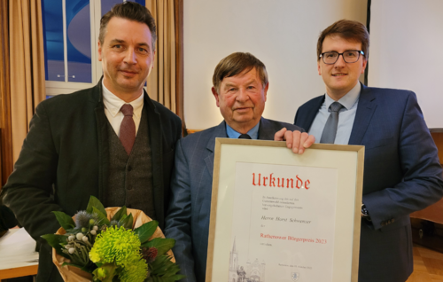 Horst Schwenzer (Mitte) erhält den Bürgerpreis der Stadt Rathenow vom Vorsitzenden der Stadtverordnetenversammlung Corrado Gurch (rechts) und Bürgermeister Jörg Zietemann (links), Foto: Anne Kießling, Stadt Rathenow