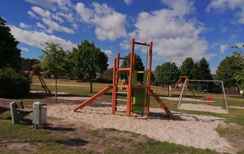 Spielplatz mit Spielgeräten in Grütz