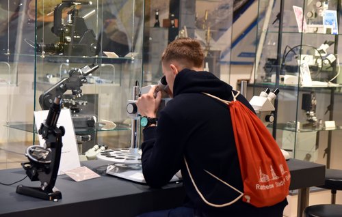 Im Optik Industrie Museum Rathenow konnten die Auszubildenden und Studierenden viele optische Geräte testen (Foto: Sylvia Wetzel, Kulturzentrum Rathenow GmbH).