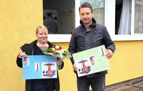 Übergabe des Gutscheins für das Karussell
