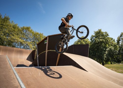 Fahrradfahrer auf einer Skaterrampe