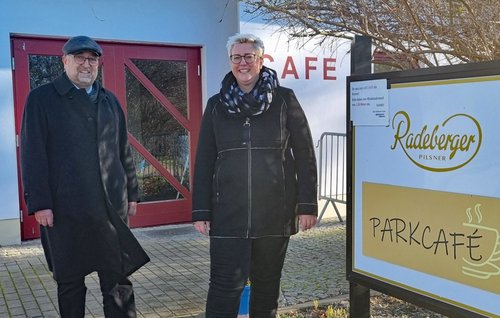 Reinbern Erben und Kathrin Fredrich vor dem Parkcafé (Foto: Katja Brunow)